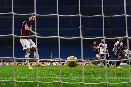 El delantero sueco Zlatan Ibrahimovic convierte su segundo gol durante el partido que disputaron el Milan y el Crotone.
