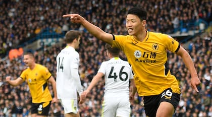 El delantero surcoreano de Wolverhampton Wanderers, Hwang Hee-chan, celebra el gol con el que abrió el marcador en Ellan Road.