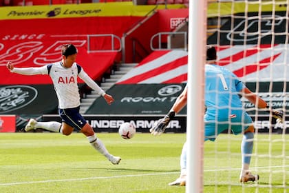 Son dispara para marcar su cuarto gol para Tottenham. Anotó dos de zurda y dos de derecha.
