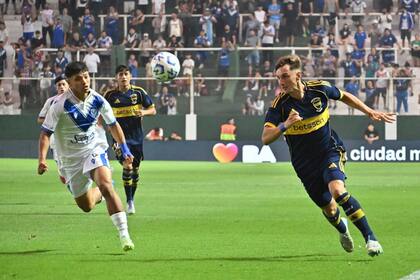 El delantero Valentino Simoni lleva adelante un ataque de Boca ante Alexis Pereyra en el primer tiempo; la concurrencia en el estadio de Banfield fue bastante nutrida, tratándose de la reserva.