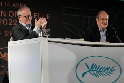 El delegado general del festival, Thierry Fremaux, a la izquierda, aplaude mientras el presidente del festival, Pierre Lescure, sonríe durante una conferencia de prensa para anunciar la programación del festival de cine de Cannes para la próxima edición 75 