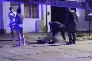 Un gendarme mató a uno de los cinco ladrones que lo asaltó, pero él, su pareja y un repartidor quedaron heridos