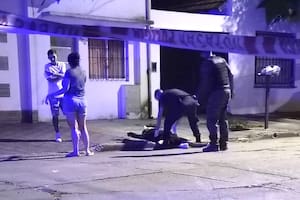 Un gendarme mató a uno de los cinco ladrones que lo asaltó, pero él, su pareja y un repartidor quedaron heridos