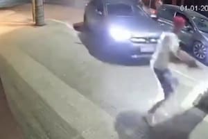 Esperaba frente a una casa en Año Nuevo, lo cruzaron para robarle y frustró el asalto con una temeraria maniobra