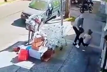 El delincuente la golpeó brutalmente en la cabeza