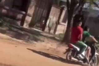 Una patrulla embistió a una moto con dos presuntos ladrones que se salvaron de milagro