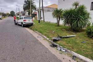 Motochorros le robaron a una mujer, cuando huían chocaron contra un auto y uno murió