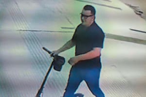 Engañó a la esposa de un empresario y escapó con US$400.000 en un monopatín