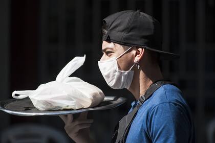 El delívery de comida se ha vuelto un hábito extendido, aquí una escena de Rosario.