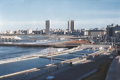 El Demetrio Elíades, casi terminado; a la derecha, el Palacio Cosmos, también conocido en el pasado como "Edificio Pepsi"