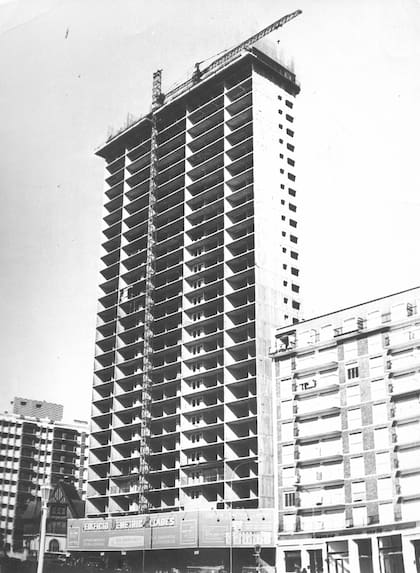 El "Demetrio Elíades", cuando estaba en construcción