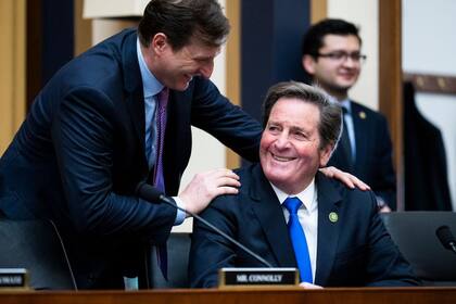 El demócrata John Garamendi (sentado) representa la zona en la Cámara de Representantes y dijo estar consternado tras saber quién está detrás de la iniciativa.