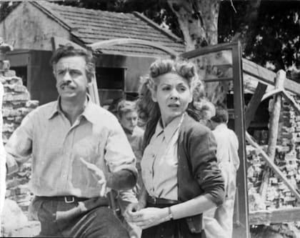 El denodado maestro rural (Pedro Quartucci) y la maestra recién llegada a la ciudad (Rosa Rosen), intérpretes de La campana nueva, en mayo de 1949