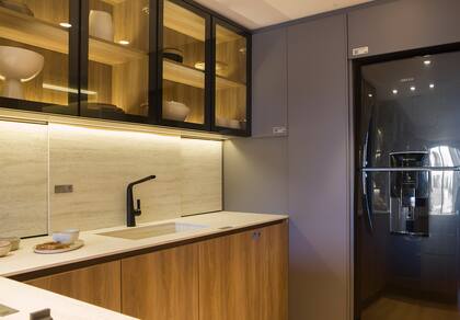 El departamento ambientado por Sabrina Nerguizian con Rauvisio Noir en el sofisticado tono Trench Coat.