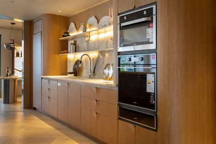 El departamento creado por el Estudio de Rob Ortiz eligió maderas claras. La versatilidad de la línea Teka se integra a todos los espacios.