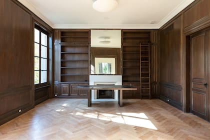 El departamento cuenta con una gran biblioteca de madera