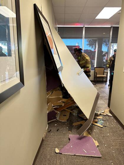 El Departamento de Bomberos de Denton difundió las imágenes del auto que chocó contra dos tiendas comerciales