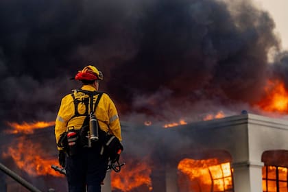 El Departamento de Bomberos y el Departamento de Policía de Los Ángeles detuvieron a un pirómano en serie vinculado a cinco incendios