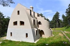 Un estudio confirma que Antoni Gaudí diseñó este extraño chalet geométrico a 1500 metros de altura