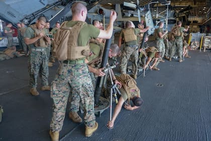 El Departamento de Defensa de EE.UU. publicó fotos del USS Iwo Jima, el buque que lidera el grupo anfibio que se dirige al Caribe Sur