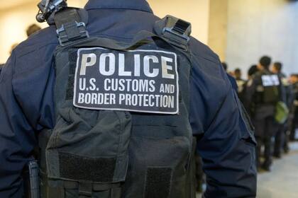 El Departamento de Defensa recibiría US$1000 millones para desplegar tropas en operaciones antinarcóticos y migratorias, así como para construir instalaciones temporales de detención cerca de la frontera, con fondos disponibles hasta septiembre de 2029