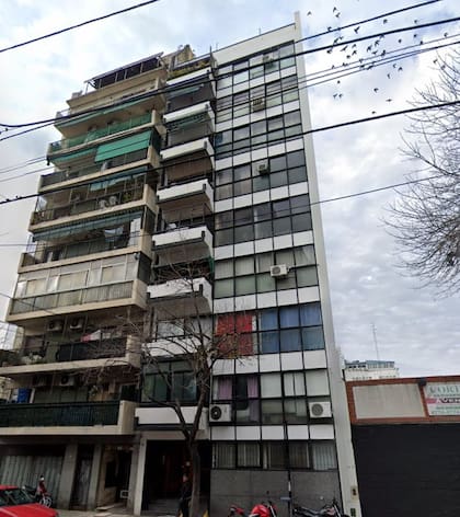 El departamento de dos ambientes se encuentra en el noveno piso sobre Santiago del Estero 1300