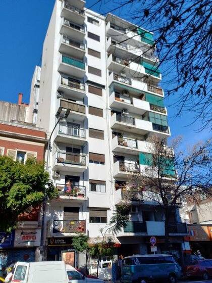 El departamento de dos ambientes se encuentra en la avenida Independencia 814