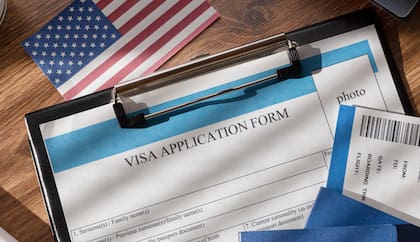 El Departamento de Estado de EE.UU. afirma que trabaja en reducir su tiempo de procesamiento de una visa