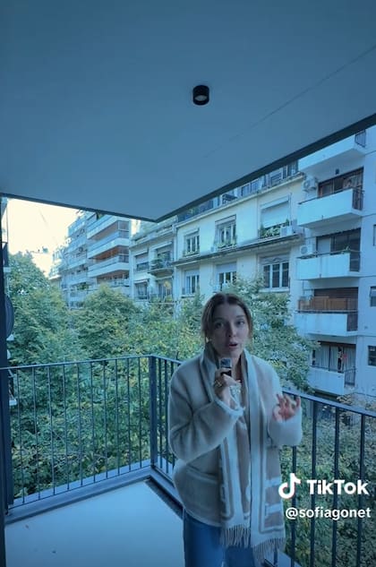 El departamento de Gonet cuenta con dos balcones con vista hacia la calle