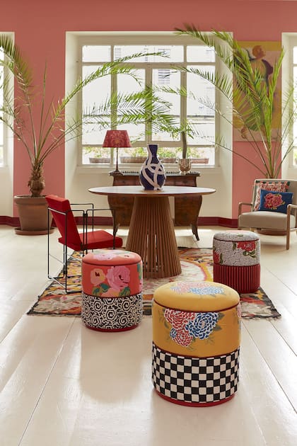El departamento de Ida Corti suele usarse para sesiones de fotos de la marca familiar. Como la que se hizo para estos pufs que inauguran su sección de pequeños muebles.