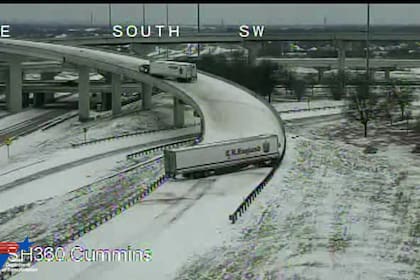 El Departamento de Policía de Arlington recomendó no circular por las carreteras tras el incidente