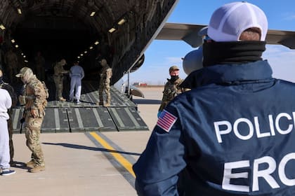 El Departamento de Seguridad Interior (DHS en inglés) compartió las primeras imágenes de los vuelos con inmigrantes ilegales en Guantánamo