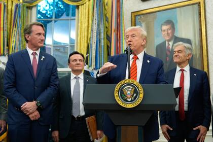 El Departamento de Seguridad Nacional (DHS) comunicó que busca devolver a los oficiales de inmigración la autoridad para impedir la residencia permanente a extranjeros que recurran a Medicaid o a sistemas de asistencia