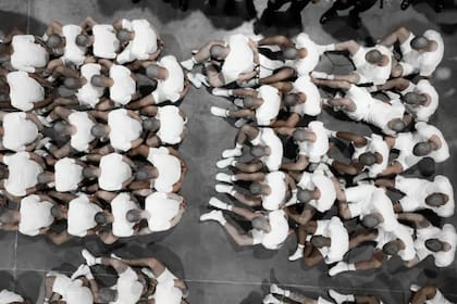 El Departamento de Seguridad Nacional (DHS) celebró la decisión, al declarar que ahora puede "trasladar a migrantes en situación irregular hacia cualquier país dispuesto a recibirlos"