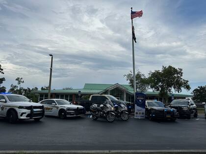 El Departamento de Seguridad Vial y Vehículos Motorizados de Florida distribuye licencias de conducir, registros de vehículos de motor, y títulos de vehículos de motor