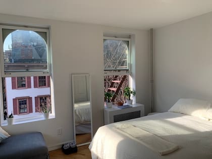 El departamento es de un ambiente pero está dividido y cuenta con una hermosa vista a la calle.