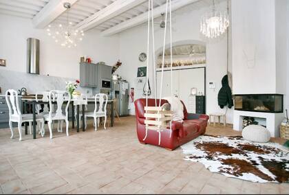 El departamento está refaccionado pero su historia se ve en cada rincón