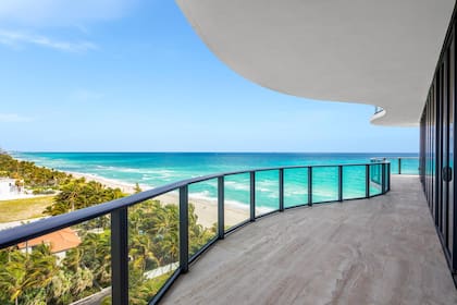El departamento está rodeado por una amplia terraza con una panorámica paradisíaca.