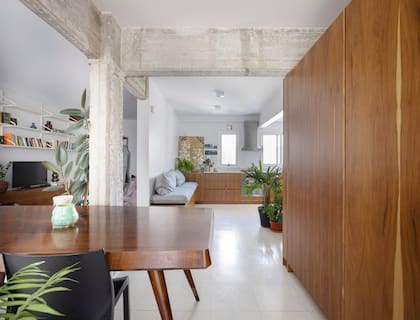 El departamento está ubicado en plena ciudad, a metros de Parque Centenario.