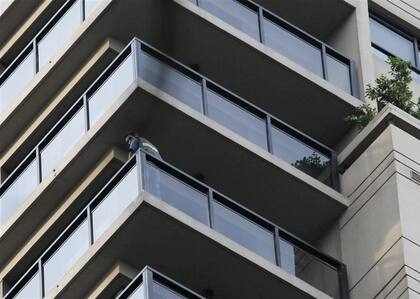 El departamento que posee Boudou en Puerto Madero, ayer, con un oficial de la Gendarmería en el balcón, durante el allanamiento