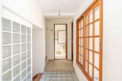 El departamento que se encuentra en el mismo edificio está a la venta