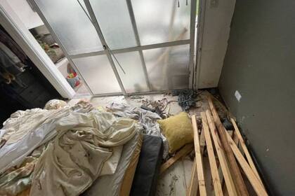 El departamento quedó destruido luego del ataque a Santiago Micheli