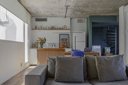 El departamento tiene espacios verdes a cada lado del sector social. Junto a la cocina se encuentra la parrilla, que veremos a continuación