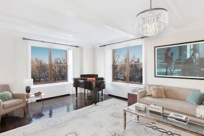 El departamento tiene grandes ventanas con vista al Central Park.