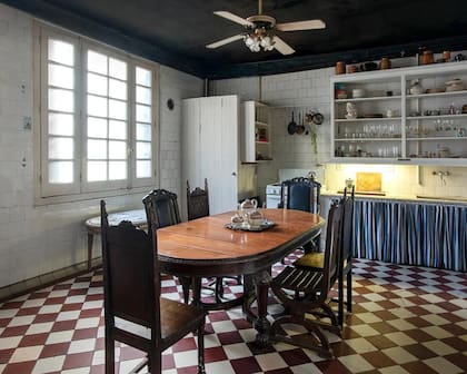 El departamento tiene tres cocinas que conservan sus materiales originales