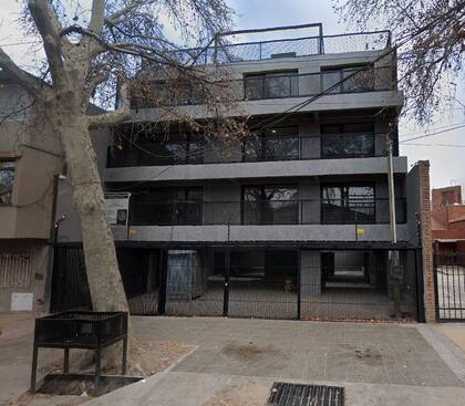 El departamento, ubicado en un primer piso a metros del Parque San Martín, no está amoblado y tiene acceso por ascensor o escalera