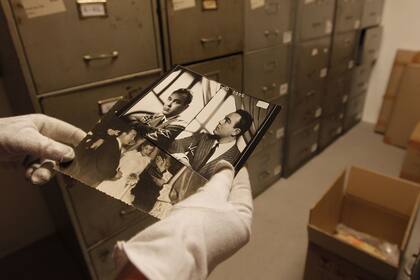 El depósito incluye archivos fotográficos, afiches y biblioteca