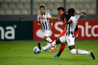 El derechazo cruzado de Suárez se convertirá en el gol de River