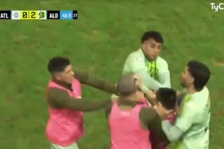 Final caliente en la Primera Nacional: un lesionado, tumulto general y tres expulsados