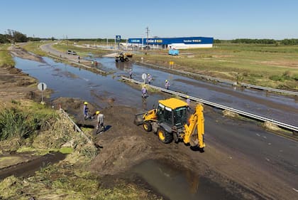 El derrame de efluentes cloacales sobre la Ruta Provincial 11, en Pinamar, había afectado la calza sur norte y el ingreso a un supermercado ubicado en el lugar.